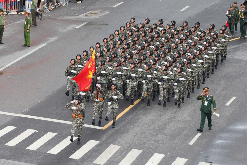 Los soldados de las fuerzas blindadas marchan durante el ensayo general a nivel estatal. (Foto: VNA)