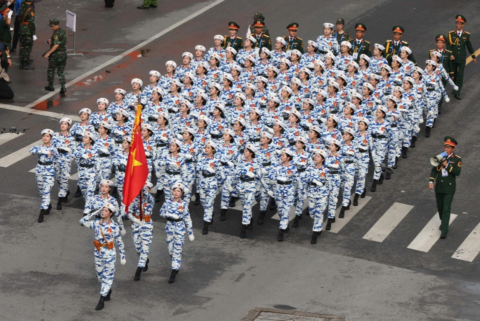 La unidad femenina de sanidad militar desfila en la intersección de cinco vías de Cua Nam. (Foto: VNA)