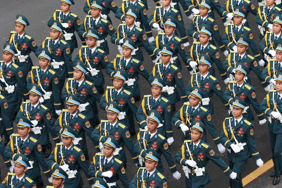 Las unidades militares marchan por la zona de la calle Trang Thi. (Foto: VNA)