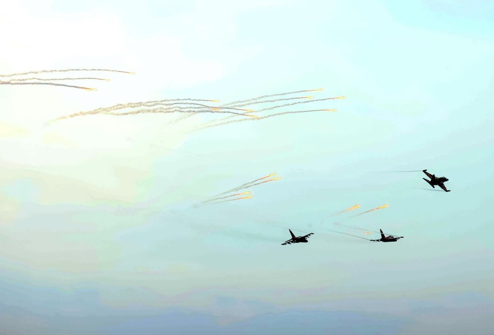 Los cazas Su-30MK2 realizan una exhibición de bengalas de calor en los cielos de Hanoi. (Foto: VNA)