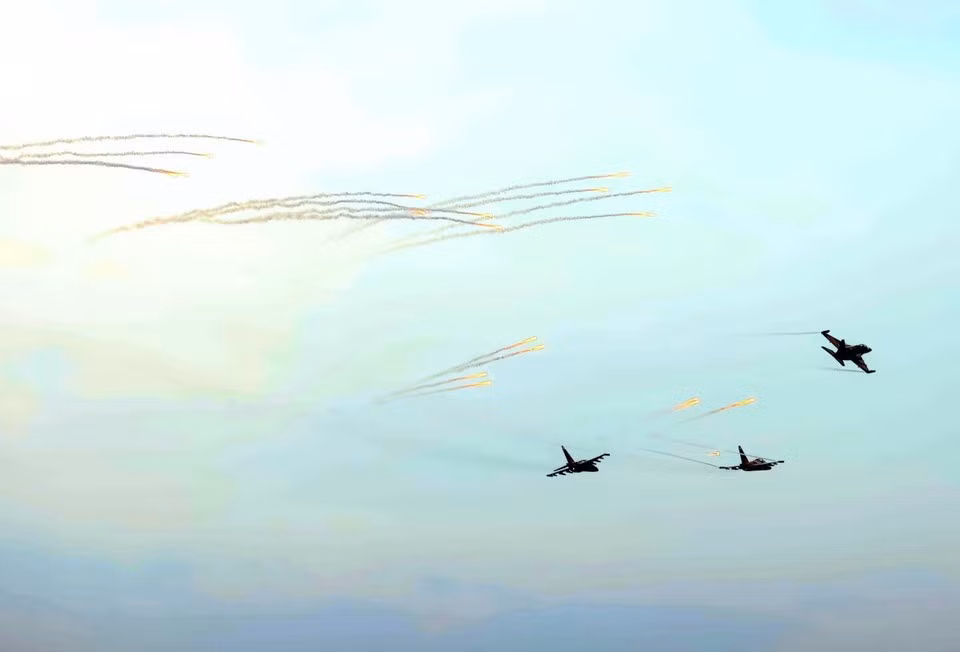 Los cazas Su-30MK2 realizan una exhibición de bengalas de calor en los cielos de Hanoi. (Foto: VNA)