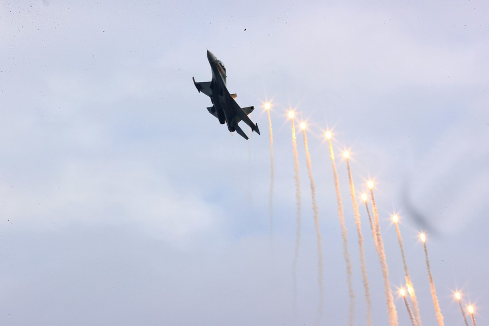Los cazas Su-30MK2 realizan una exhibición de bengalas de calor en los cielos de Hanoi. (Foto: VNA)
