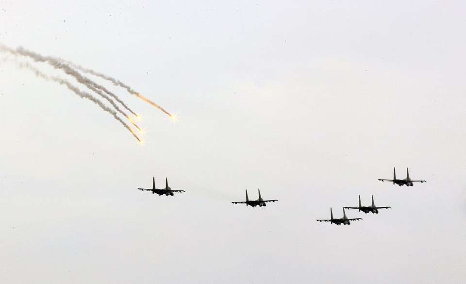 Los cazas Su-30MK2 realizan una exhibición de bengalas de calor en los cielos de Hanoi. (Foto: VNA)