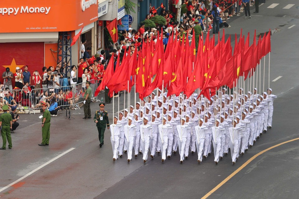 Las unidades del desfile y la procesión marchan por la calle Nguyen Thai Hoc durante el ensayo general A80. (Foto: VNA)