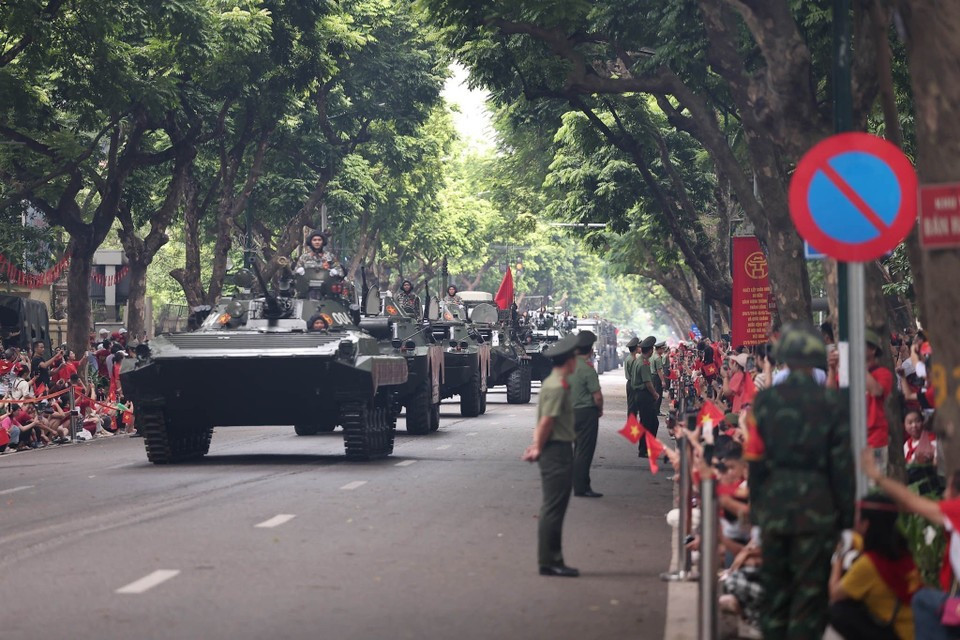Las unidades del desfile y la procesión marchan por las calles de Hanoi durante el ensayo general. (Foto: VNA)