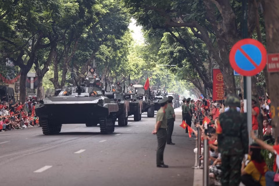 Las unidades del desfile y la procesión marchan por las calles de Hanoi durante el ensayo general. (Foto: VNA)
