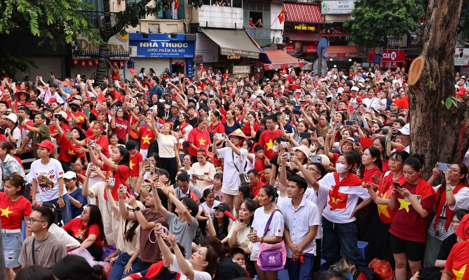 Los habitantes de la zona de Cua Nam reciben con entusiasmo a las unidades del desfile. (Foto: VNA)