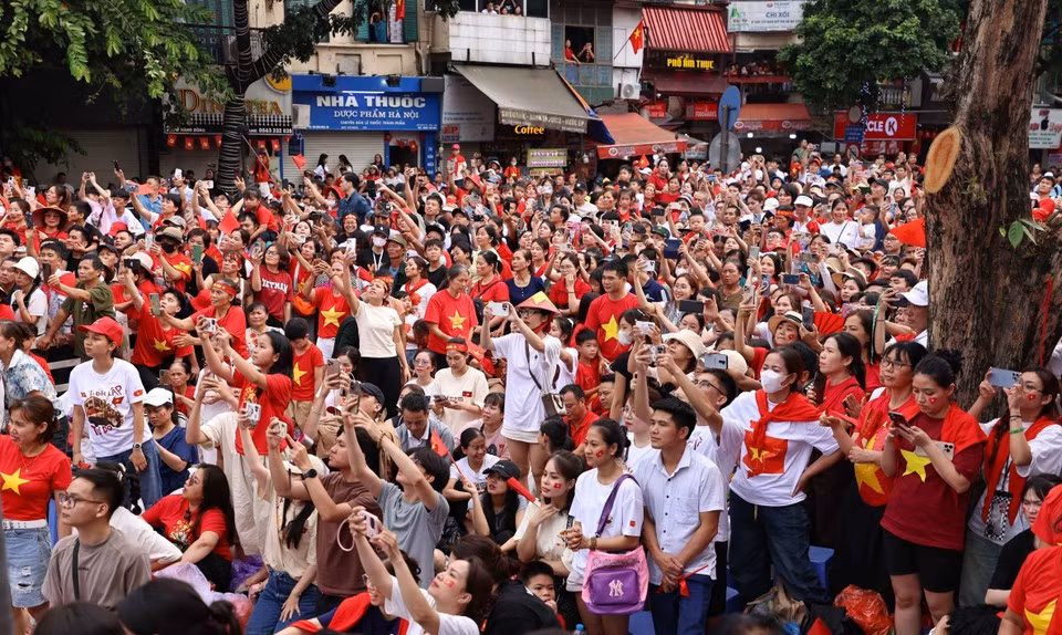 Los habitantes de la zona de Cua Nam reciben con entusiasmo a las unidades del desfile. (Foto: VNA)