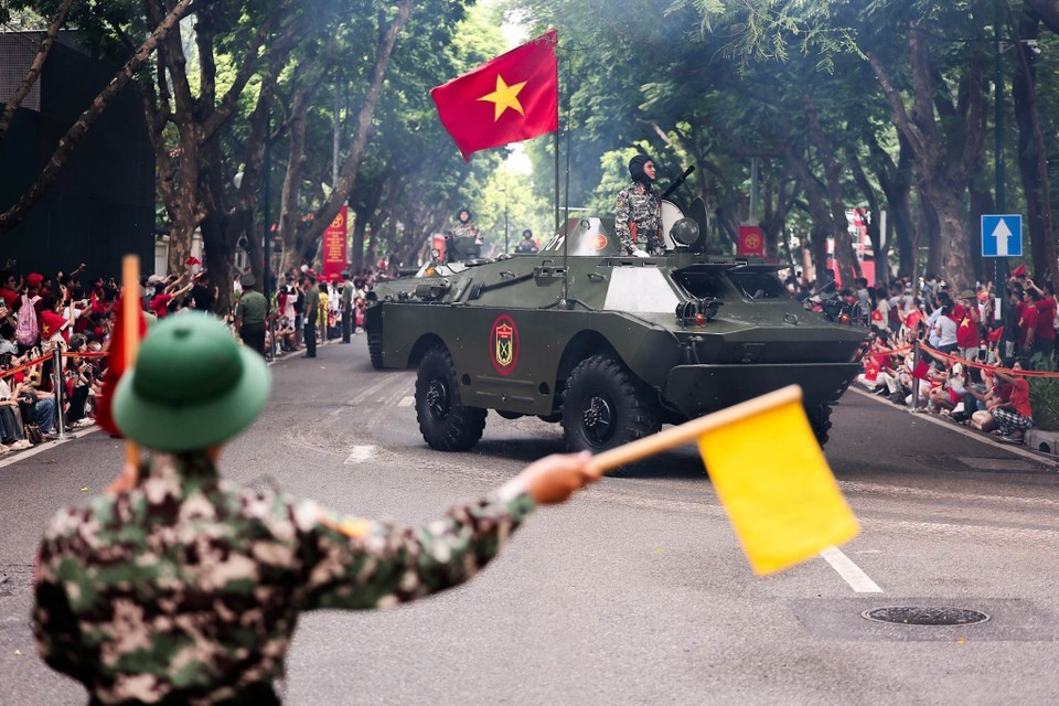 Las unidades del desfile y la procesión marchan por las calles de Hanoi durante el ensayo general. (Foto: VNA)