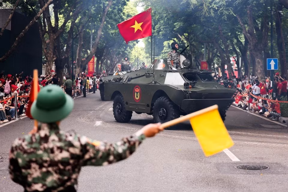 Las unidades del desfile y la procesión marchan por las calles de Hanoi durante el ensayo general. (Foto: VNA)