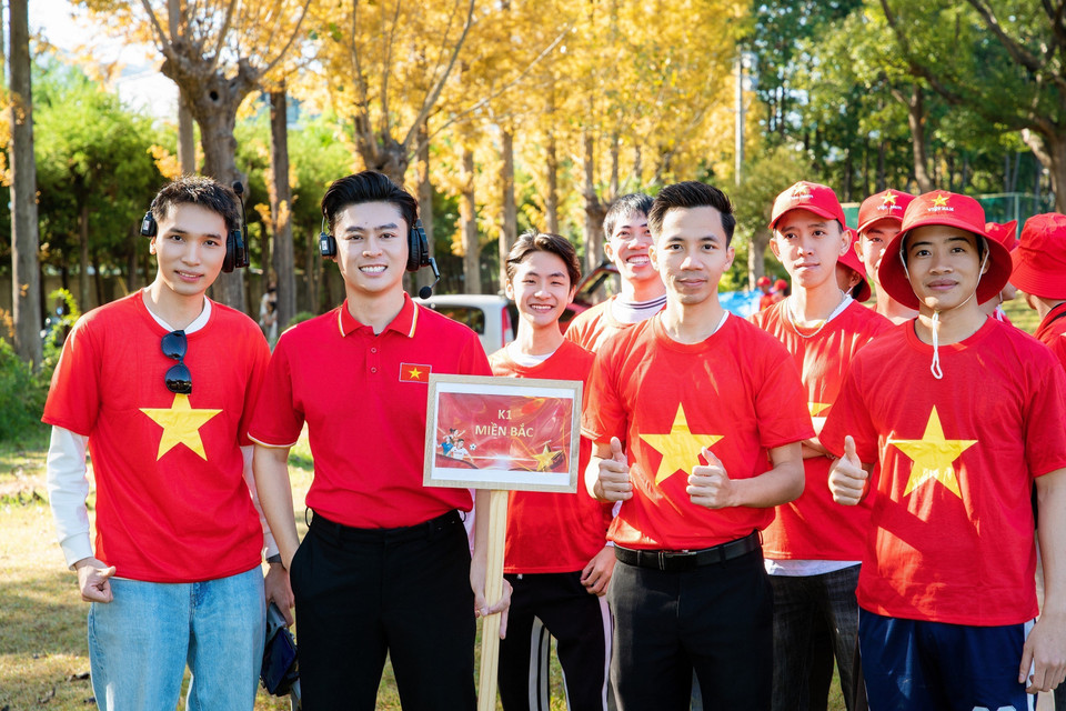 El bloque representando al “Norte” dentro de la comunidad participa en la formación de la bandera de Vietnam. (Foto: VNA)