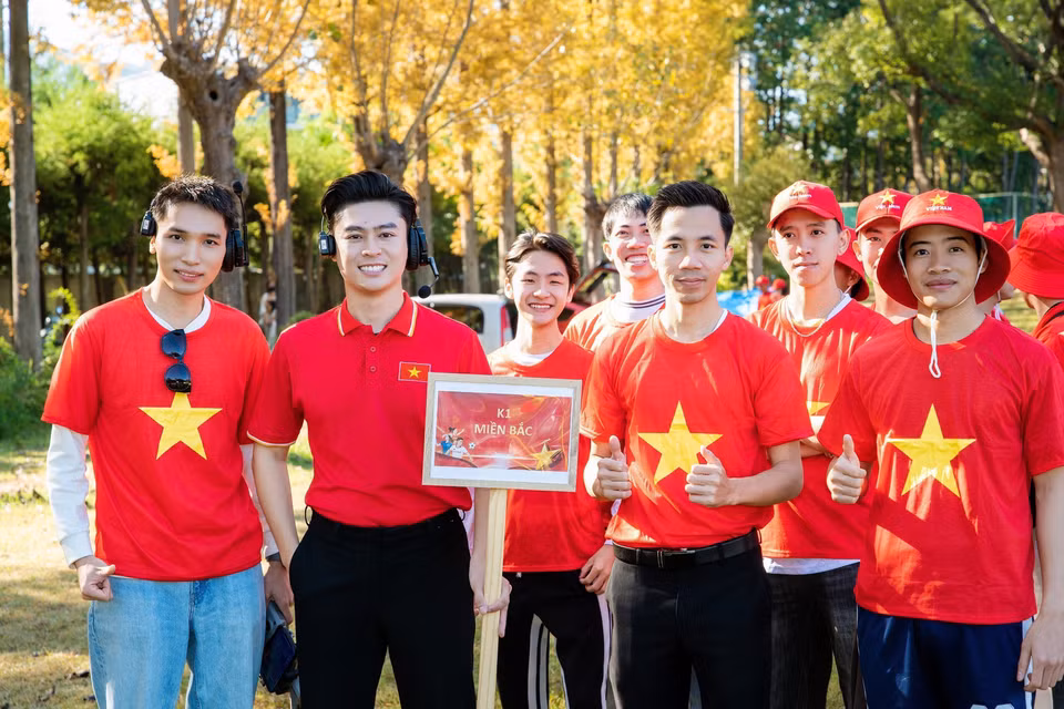 El bloque representando al “Norte” dentro de la comunidad participa en la formación de la bandera de Vietnam. (Foto: VNA)