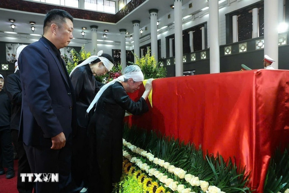 Los familiares rodean el ataúd para despedirse por última vez del expresidente Tran Duc Luong. (Foto: VNA)