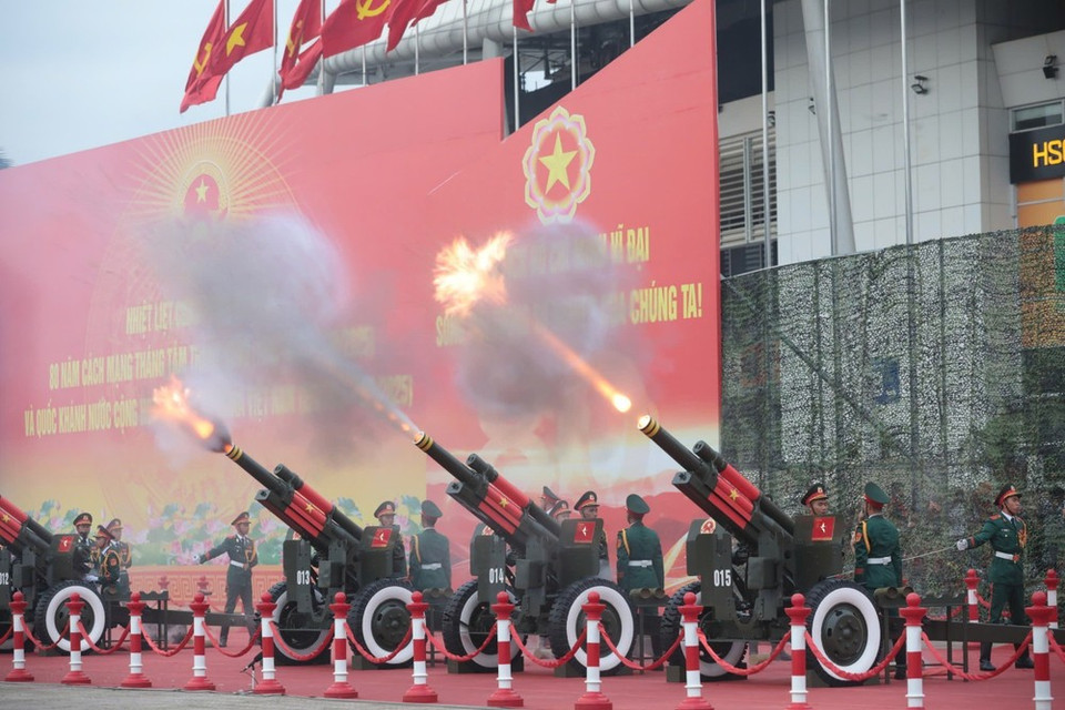 El fuego de artillería en el estadio My Dinh. (Foto: Tran Thanh Giang - VNA)