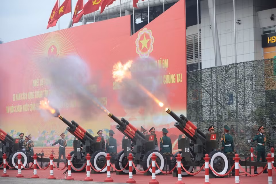 El fuego de artillería en el estadio My Dinh. (Foto: Tran Thanh Giang - VNA)