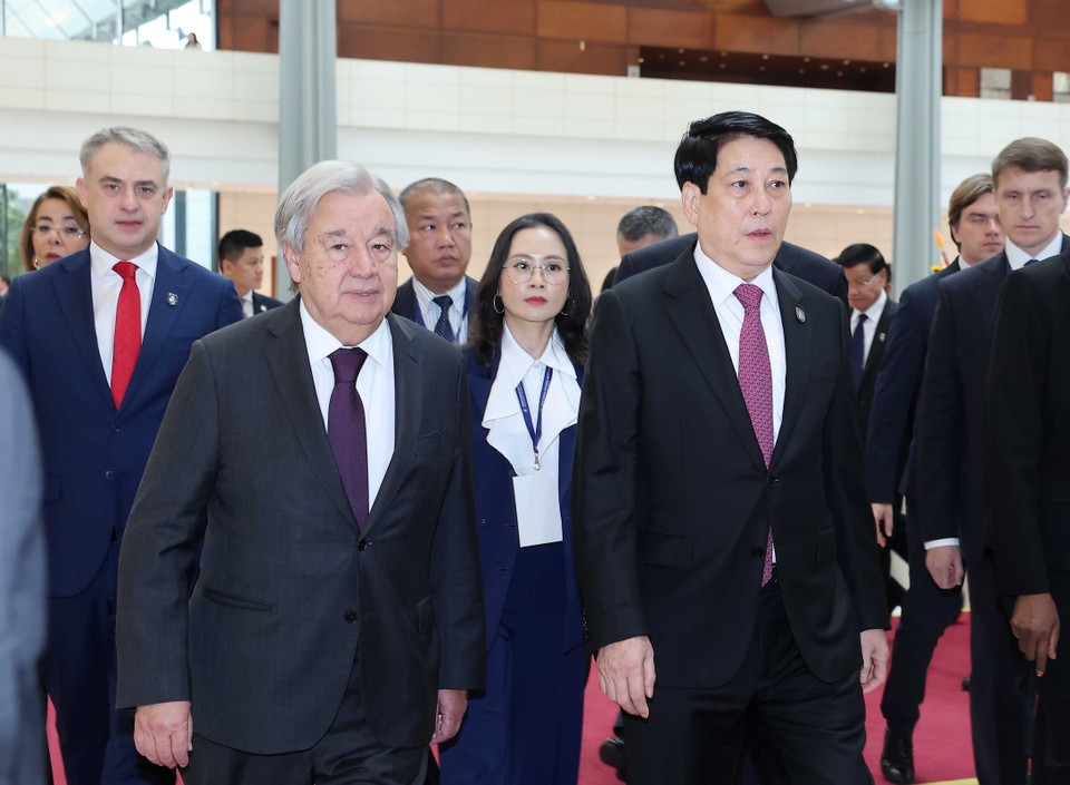 El presidente Luong Cuong y el secretario general de la ONU, António Guterres, copresidieron la ceremonia de firma y la conferencia de la Convención de las Naciones Unidas contra la Ciberdelincuencia (Convención de Hanoi). (Foto: VNA)