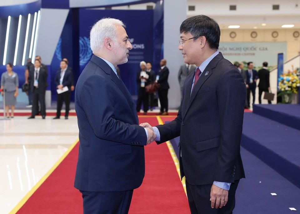 El viceministro permanente de Relaciones Exteriores, Nguyen Minh Vu, da la bienvenida a los jefes de delegación que asisten a la ceremonia de firma de la Convención de las Naciones Unidas contra la Ciberdelincuencia (Convención de Hanoi) en Hanoi. (Foto: VNA)