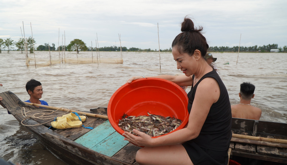 Los turistas se muestran entusiasmados al capturar diferentes tipos de peces de agua dulce. (Foto: VNA)