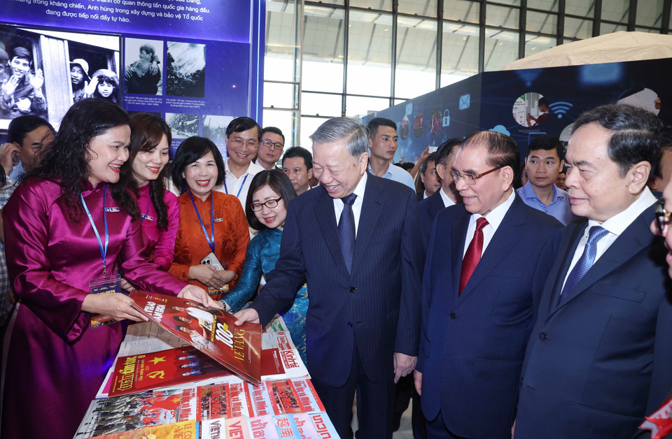 El secretario general del Partido Comunista de Vietnam, To Lam, el exsecretario general del Partido, Nong Duc Manh, y el presidente de la Asamblea Nacional Tran Thanh Man, junto a otros delegados, visitan el espacio expositivo de la VNA en la celebración del centenario de la Prensa Revolucionaria de Vietnam (21 de junio de 2025). (Foto: Thong Nhat – VNA)