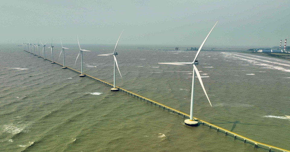 El parque eólico Corea del Sur - Tra Vinh, con 12 aerogeneradores y una capacidad de 48 MW, está instalado en alta mar a lo largo de 4,2 km y genera más de 155 millones de kW/hora de electricidad. (Foto: VNA)