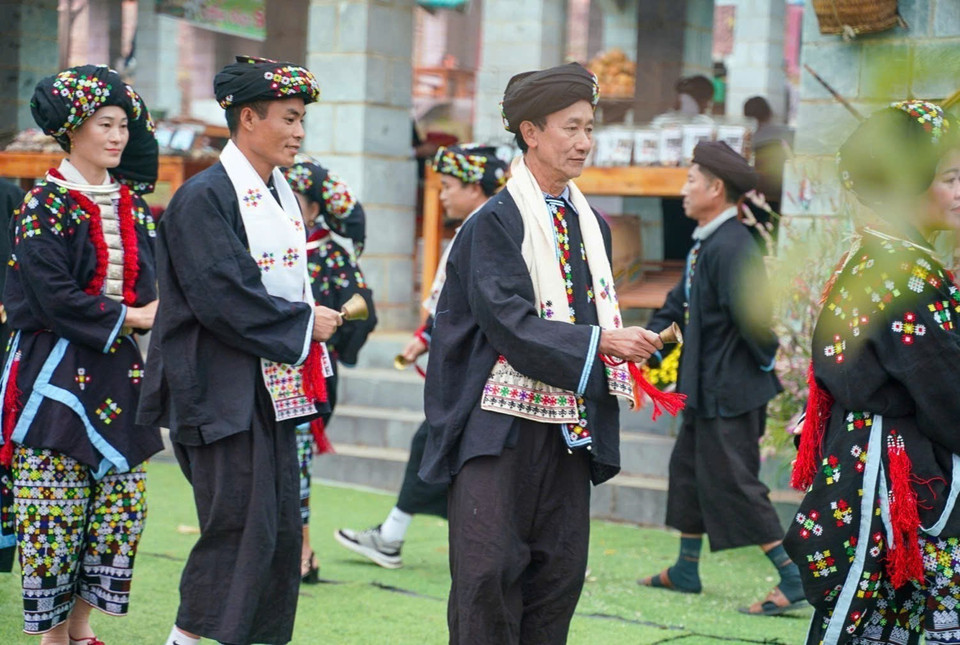El color principal de la ropa de hombre de Dao Tien es el índigo. (Foto: VNA)