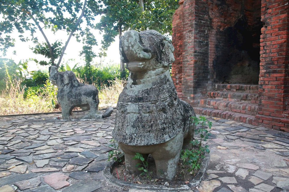Afuera de la torre aún se conservan dos estatuas de Gajasimha talladas en piedra arenisca.(Fuente: VNA)