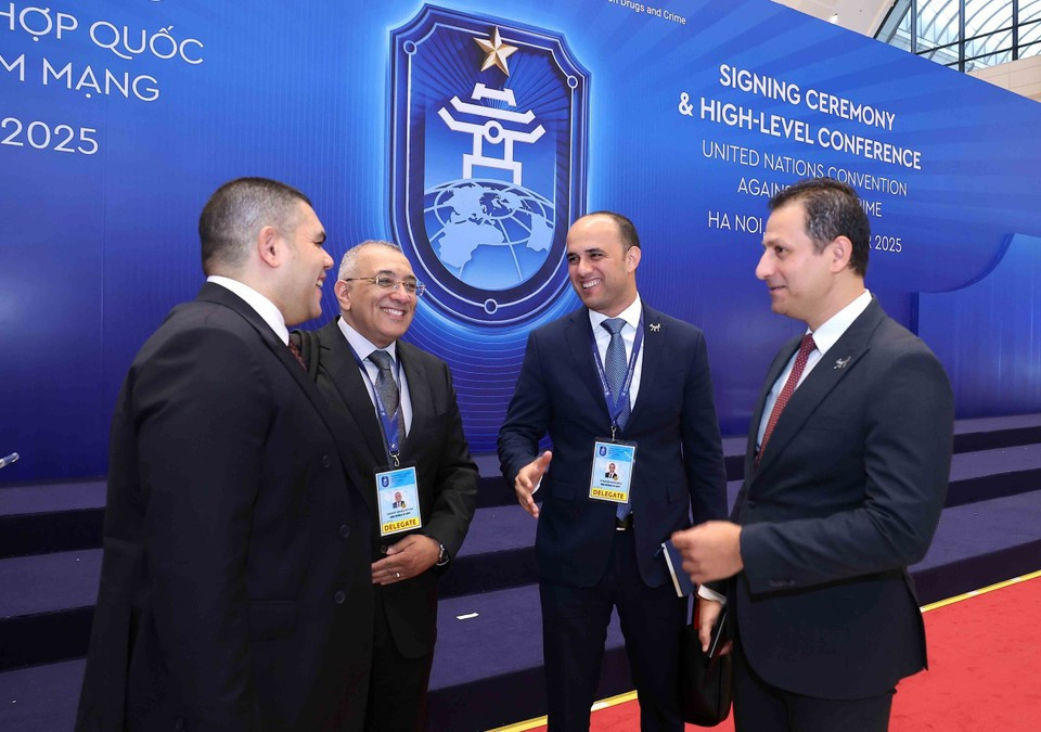 Delegados internacionales llegan al Centro Nacional de Convenciones para participar en la ceremonia de apertura y firma de la Convención de Hanoi, en la mañana del 25 de octubre. (Foto: An Dang – VNA)