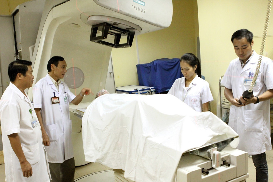 El conjunto de trabajos “Investigación y aplicación de técnicas modernas sobre radiación ionizante en el diagnóstico y tratamiento del cáncer y otras patologías” dirigido por el Prof. Dr. Mai Trong Khoa, director del Centro de Medicina Nuclear y Oncología, junto con colegas del Hospital Bach Mai (Ministerio de Salud), fue considerado para el Premio Ho Chi Minh en Ciencia y Tecnología de la V edición de 2016. (Foto: VNA)