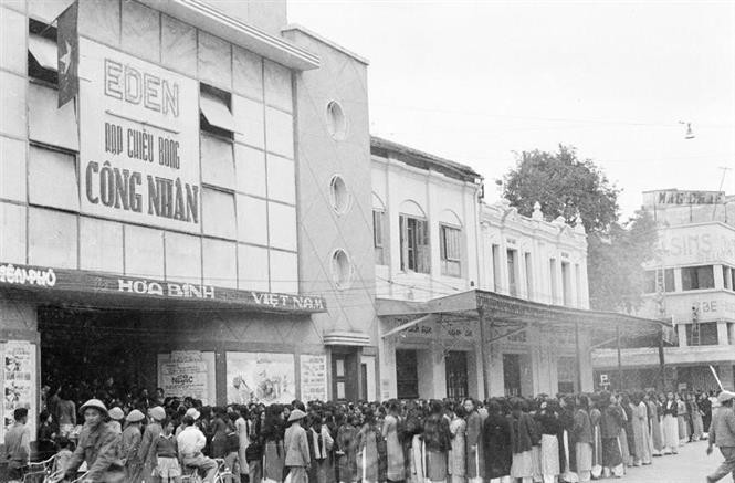 Los cines volvieron a llenarse de espectadores. La vida en Hanoi se normalizó rápidamente tras la liberación, marcando un nuevo capítulo en su historia. (Foto: Archivos de VNA)