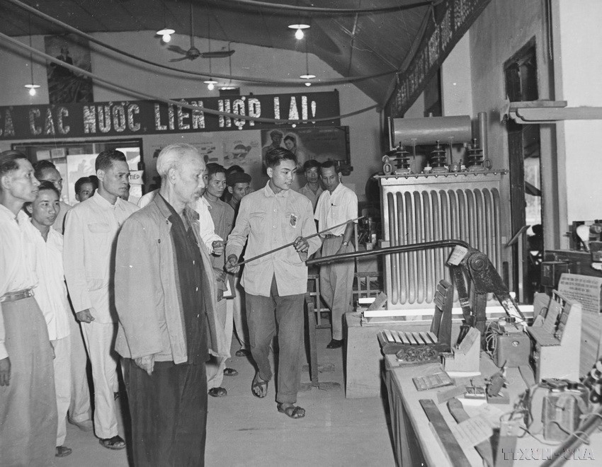 El Presidente Ho Chi Minh visita la exposición de logros en mejoras técnicas de los trabajadores de la capital (23 de mayo de 1959). (Foto: VNA)
