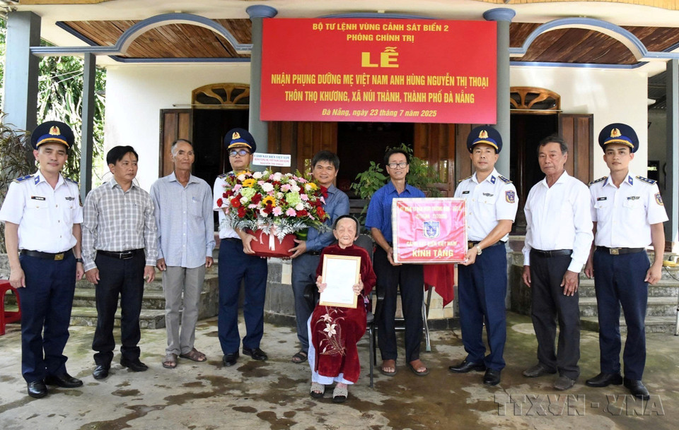 El Comando de la Región 2 de la Policía Marítima asume el cuidado de la Madre Heroína de Vietnam Nguyen Thi Thoai (Da Nang, el 23 de julio de 2025). (Fuente: VNA)