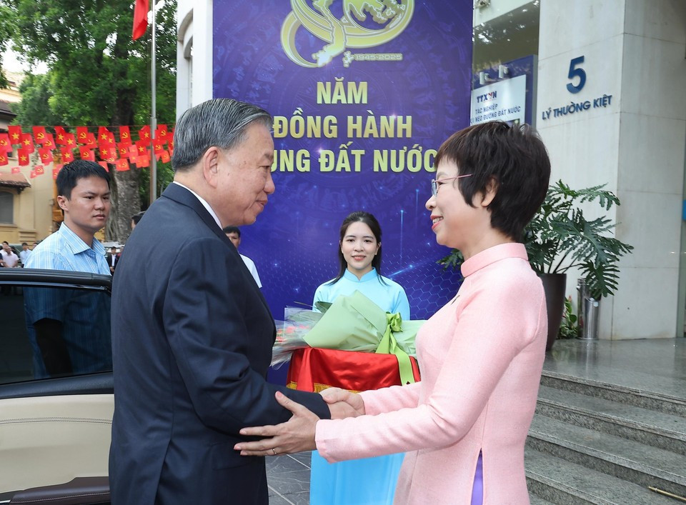 La directora general de la VNA, Vu Viet Trang, dio la bienvenida al secretario general del PCV, To Lam, a la ceremonia conmemorativa del 80º aniversario de la Agencia. (Foto: VNA)