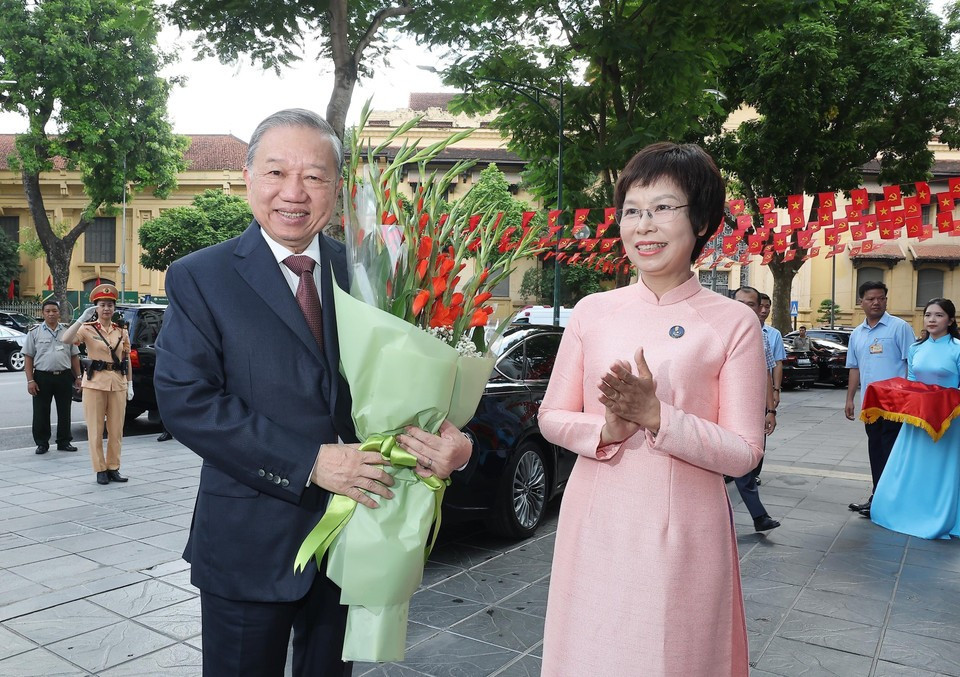 La directora general de la Agencia Vietnamita de Noticias (VNA), Vu Viet Trang, dio la bienvenida al secretario general del Partido Comunista de Vietnam (PCV), To Lam, a la ceremonia conmemorativa del 80º aniversario de la Agencia. (Foto: VNA)