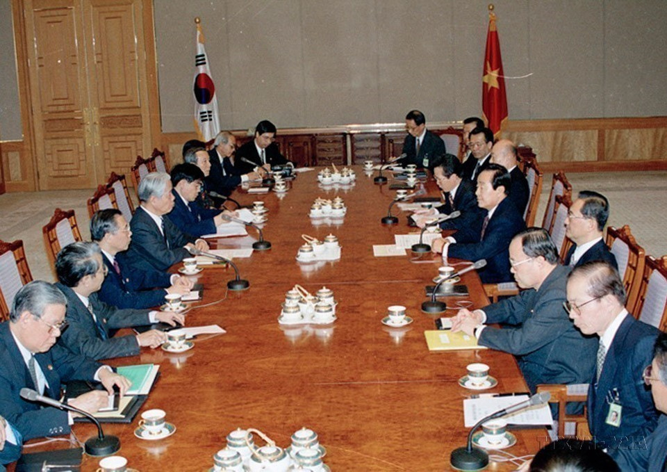 El secretario general del PCV, Do Muoi, mantuvo conversaciones con el presidente surcoreano Kim Young-sam durante su visita oficial a Corea del Sur, del 11 al 17 de abril de 1995. (Foto: VNA)