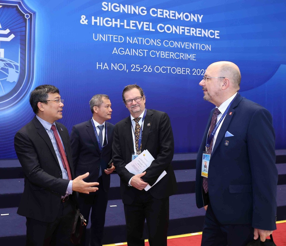 El viceministro permanente de Relaciones Exteriores, Nguyen Minh Vu, junto con los delegados, asiste a la ceremonia inaugural de la Convención de Hanoi en la mañana del 25 de octubre. (Foto: An Dang – VNA)