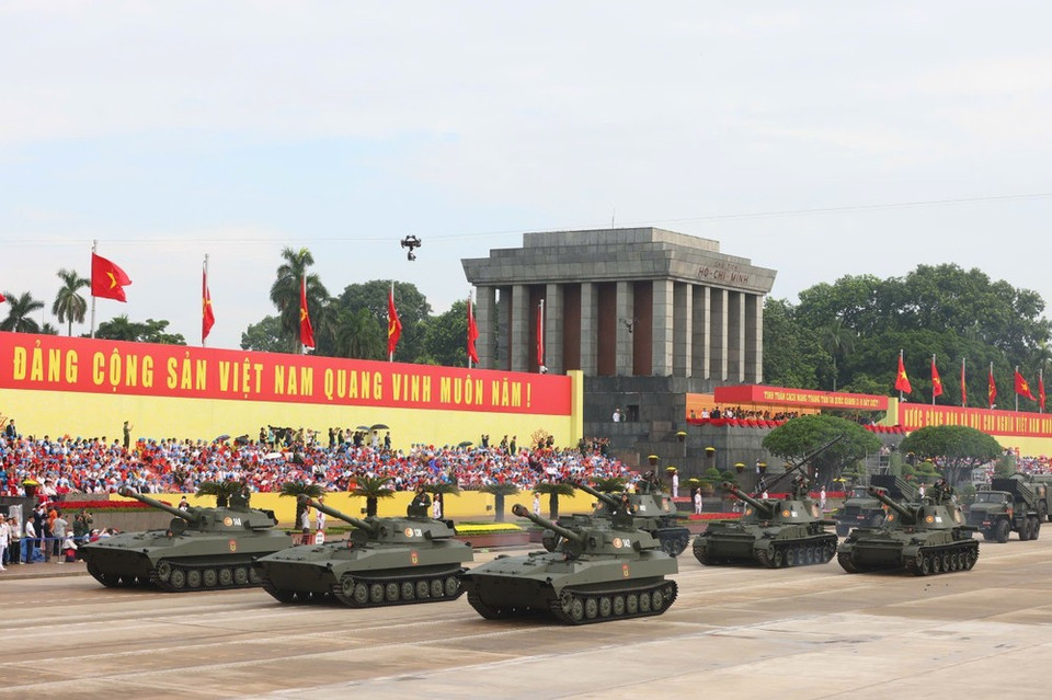 La unidad de artillería autopropulsada blindada Su-152 marcha más allá del puesto de revisión. (Foto: VNA)