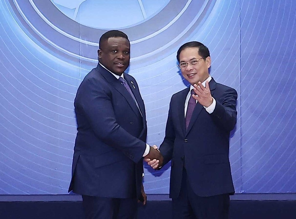 El viceprimer ministro Bui Thanh Son da la bienvenida a los jefes de las delegaciones que asisten a la ceremonia de firma de la Convención de las Naciones Unidas contra la Ciberdelincuencia (Convención de Hanoi) en Hanoi. (Foto: VNA)
