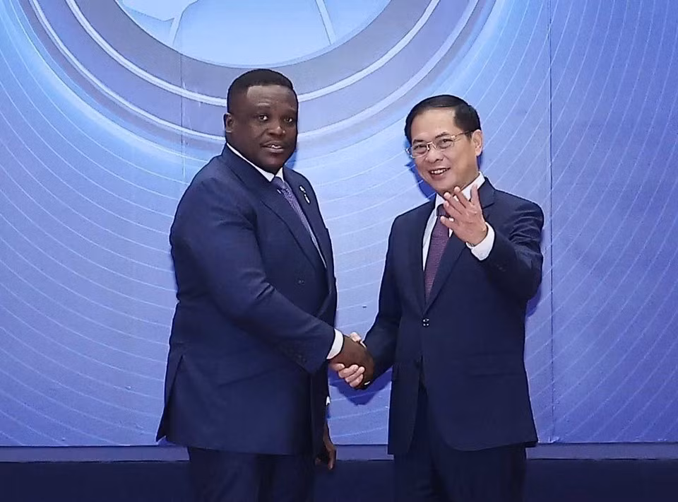 El viceprimer ministro Bui Thanh Son da la bienvenida a los jefes de las delegaciones que asisten a la ceremonia de firma de la Convención de las Naciones Unidas contra la Ciberdelincuencia (Convención de Hanoi) en Hanoi. (Foto: VNA)