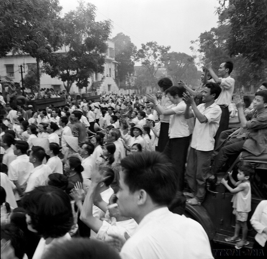 El pueblo de la capital de Hanoi celebra la liberación de Saigón en la tarde del 30 de abril de 1975, frente a la sede de la VNA en el número 5 de la calle Ly Thuong Kiet, Hanoi. (Foto: VNA)
