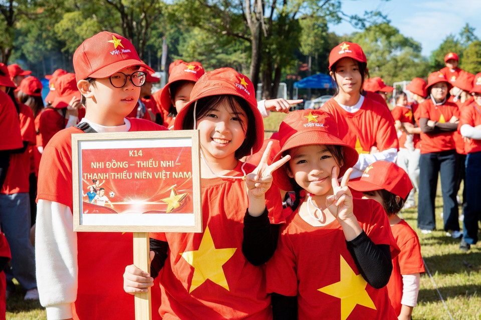 El bloque de jóvenes vietnamitas participa en la formación de la bandera nacional. (Foto: VNA)