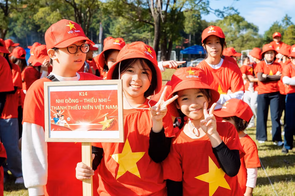 El bloque de jóvenes vietnamitas participa en la formación de la bandera nacional. (Foto: VNA)