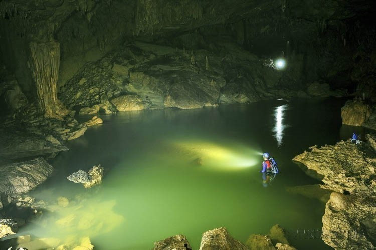 Los turistas experimentan un recorrido siguiendo la orilla del río subterráneo o nadando para adentrarse más, con el fin de conquistar "Xuyen Son Ho"(Lago que atraviesa la montaña) en el Parque Nacional Phong Nha – Ke Bang. (Fuente: VNA)