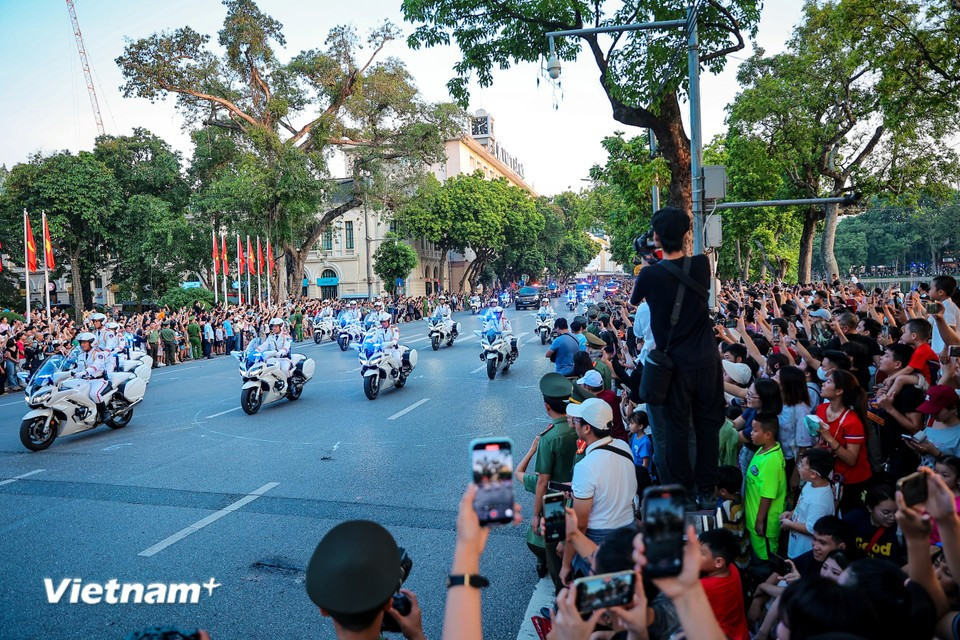 Una de las presentaciones más impresionantes, que atrae a decenas de miles de espectadores, es la exhibición de escolta en motocicleta. (Foto: Vietnam+)