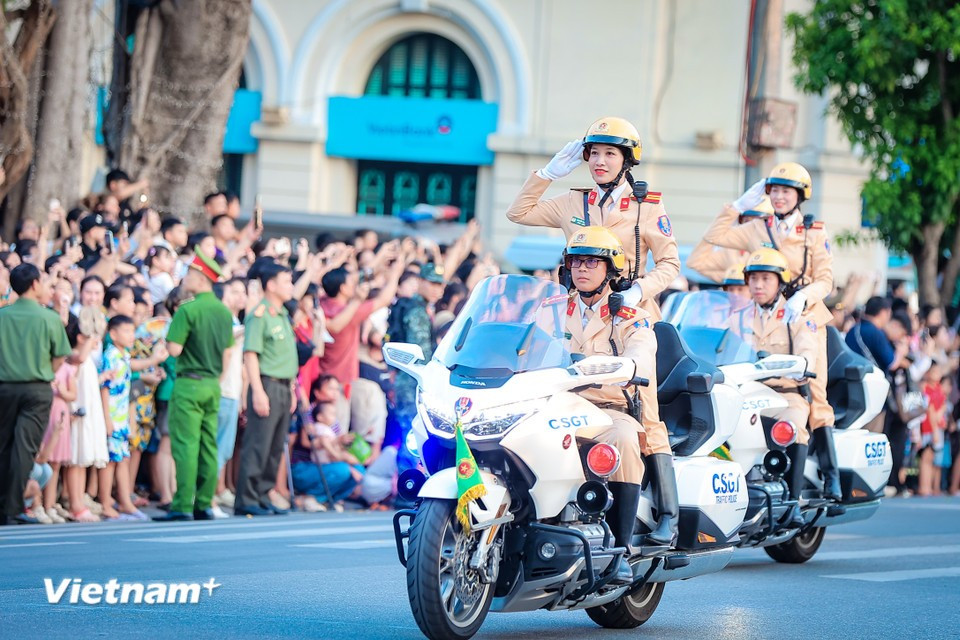 Las mujeres oficiales también participan activamente en la demostración, mostrando disciplina y precisión. (Foto: Vietnam+)