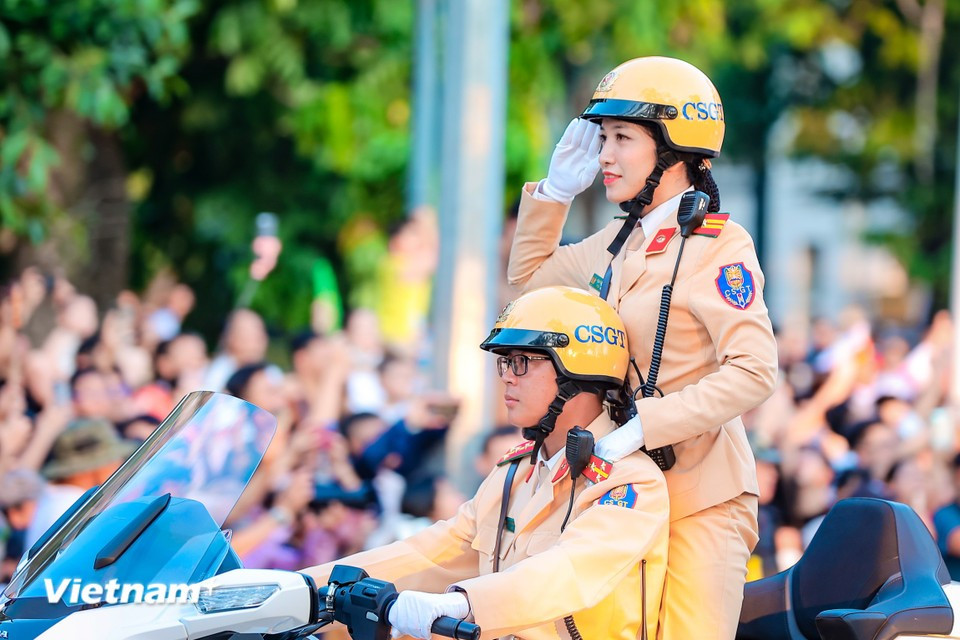 Una agente de policía de tránsito saluda con elegancia durante el entrenamiento. (Foto: Vietnam+)