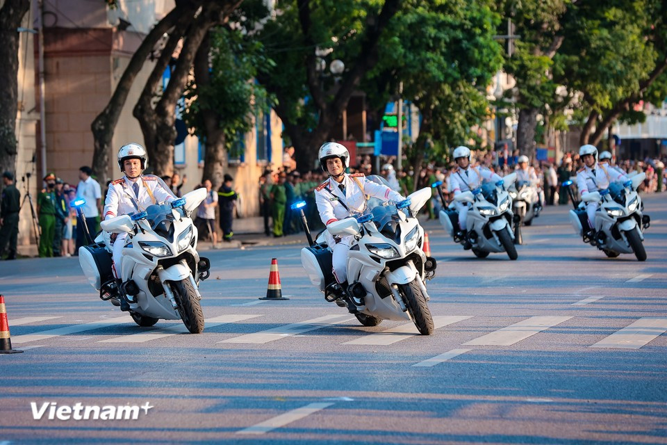 Las motocicletas ejecutan un zigzag perfecto entre conos, demostrando coordinación y control total. (Foto: Vietnam+)