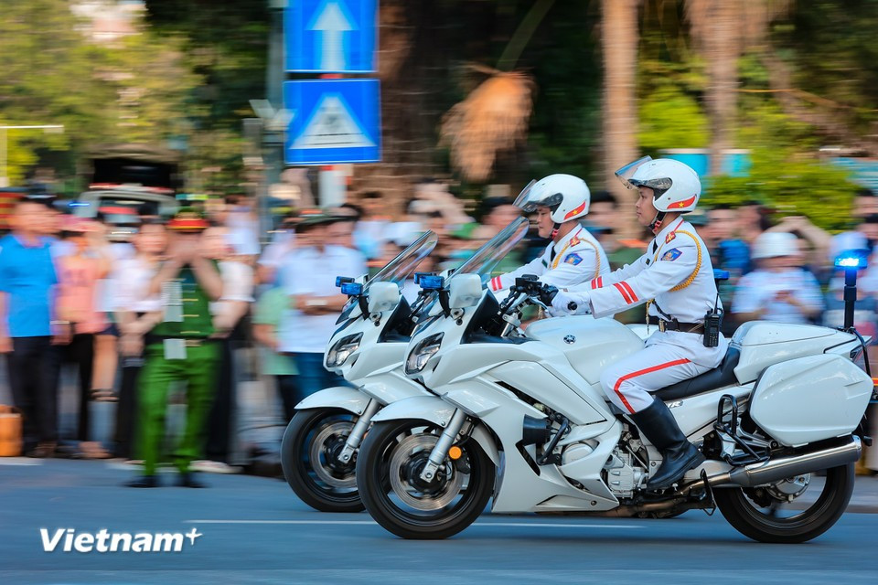 La actuación culmina con motocicletas formando un abanico en movimiento dentro de un círculo, una imagen que combina técnica, destreza y simbolismo. (Foto: Vietnam+)