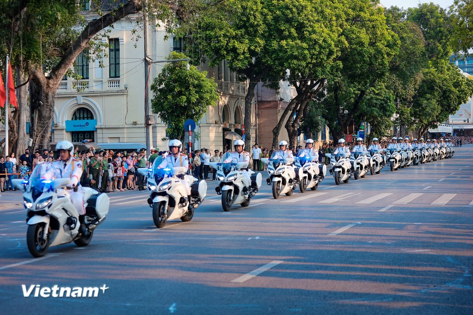 Los agentes muestran su pericia al conducir en fila india, una práctica que exige precisión y control absoluto. (Foto: Vietnam+)