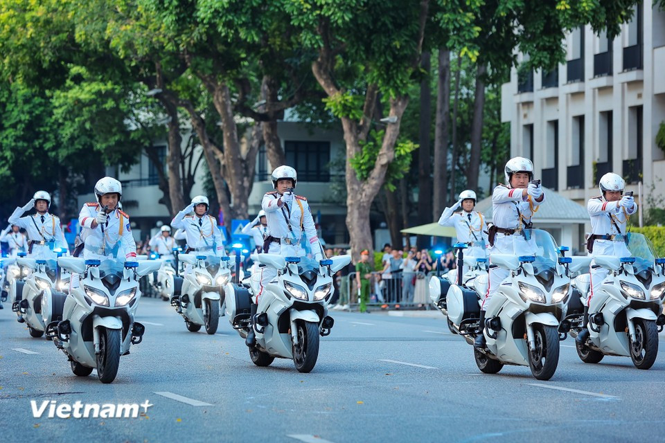 Los oficiales realizan técnicas avanzadas de conducción, como saludar y disparar mientras mantienen el control de sus motocicletas. (Foto: Vietnam+)