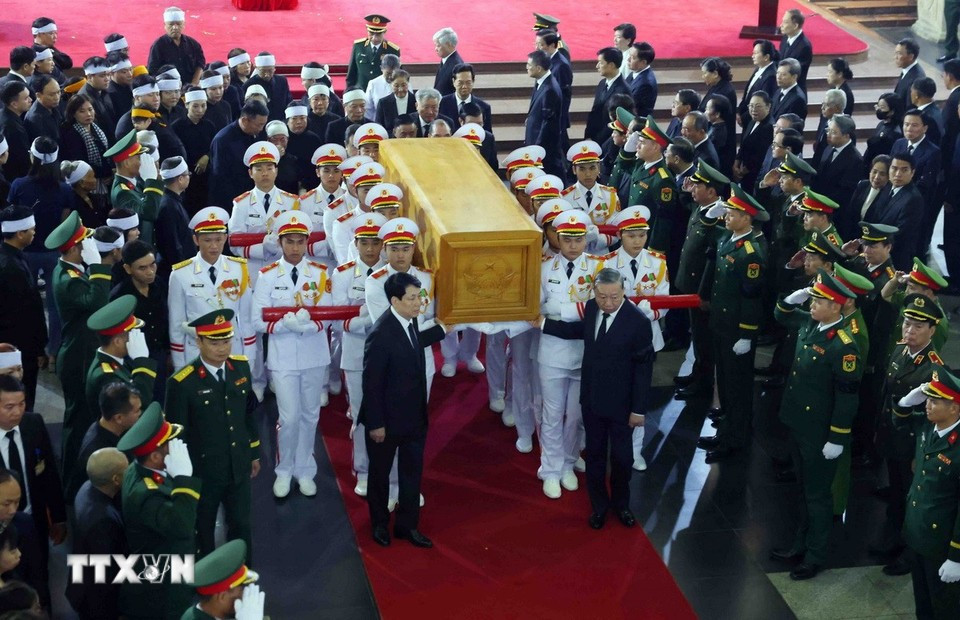 Traslado del féretro del expresidente Tran Duc Luong. (Foto: VNA)